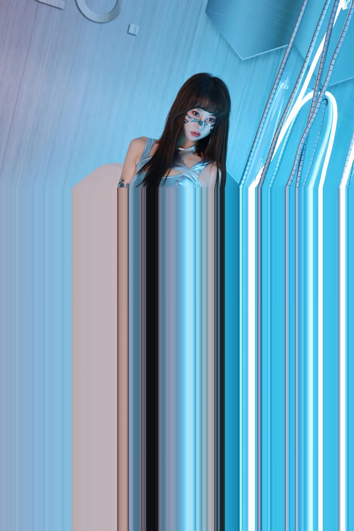 [[XiuRen秀人网]秀人网]No.7916_模特金tiao性感银白色服饰配白色短裙半脱秀曼妙身姿诱惑写真95P