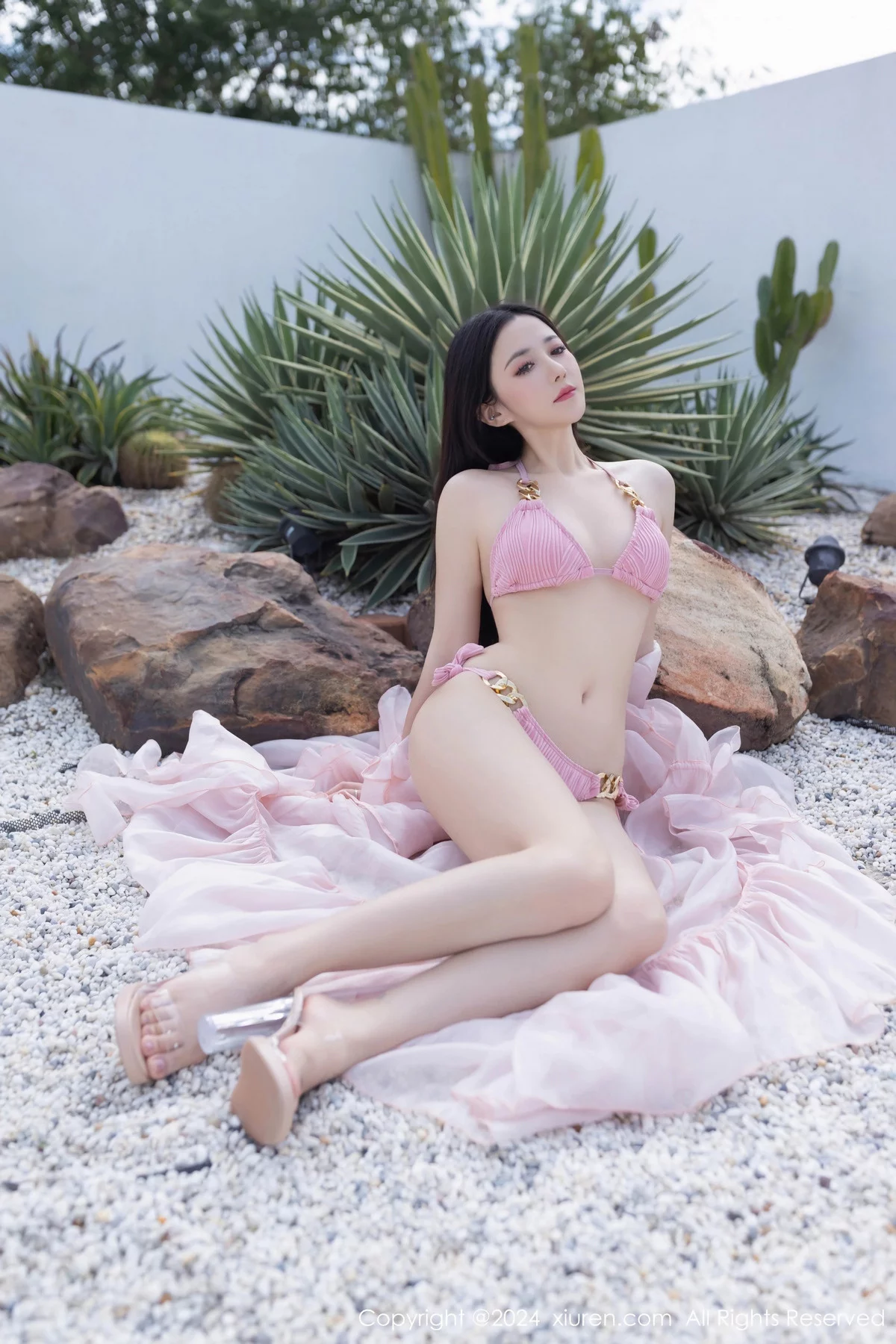 [[XiuRen秀人网]秀人网]No.7920_模特鱼子酱Fish泳池边性感粉色比基尼服饰秀曼妙身姿诱惑写真81P