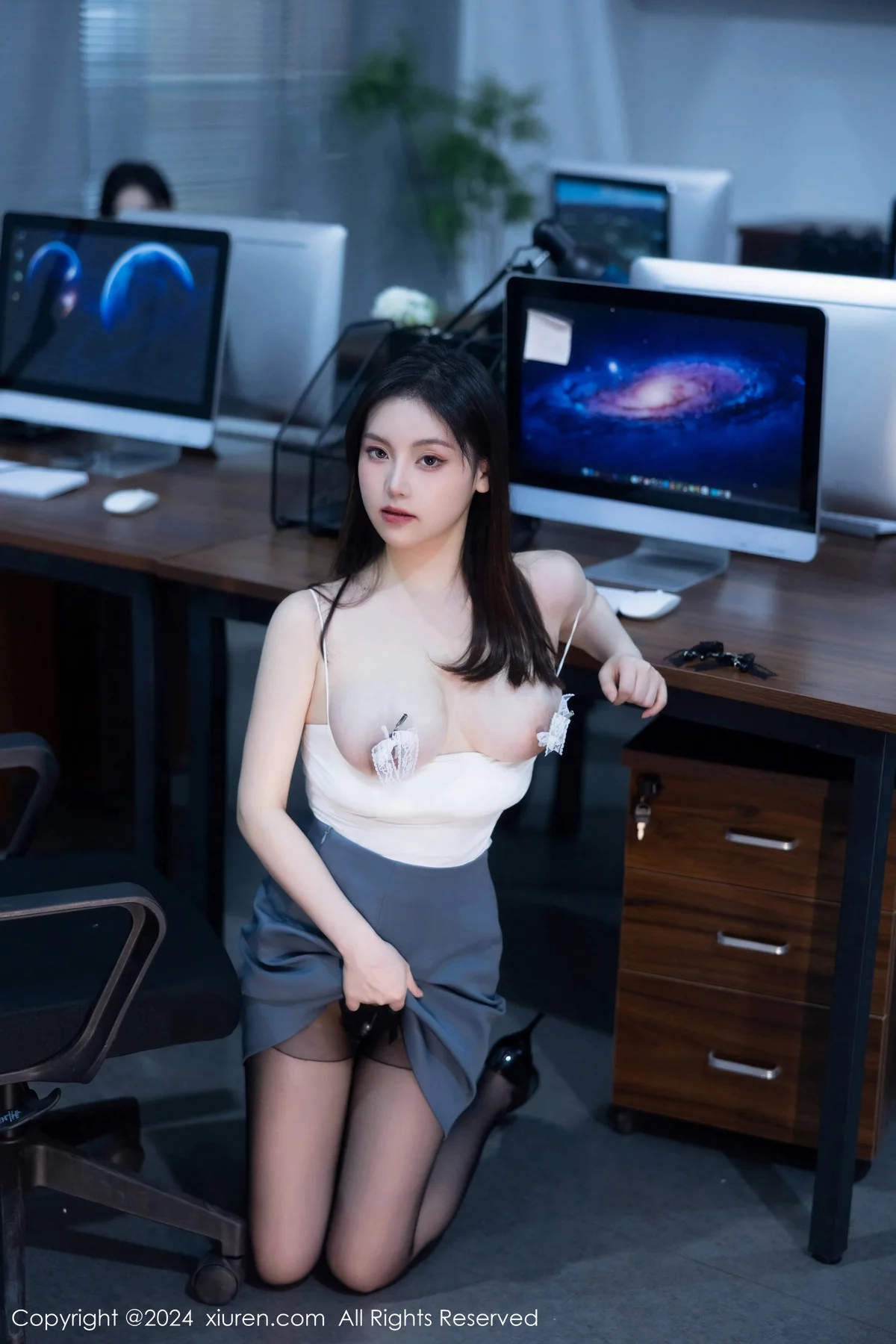 [[XiuRen秀人网]秀人网]No.7923_模特合集公司场景豆瓣酱性感OL装扮配超薄黑丝完美诱惑写真104P