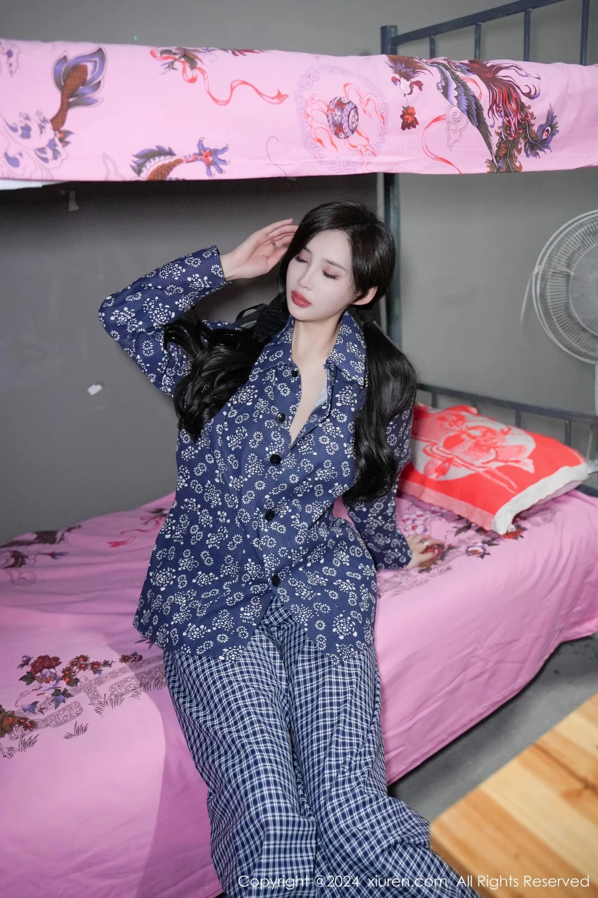 [[XiuRen秀人网]秀人网]No.7915_女神Carol周妍希宿舍拍摄私房床上超薄肉丝秀翘臀美腿诱惑写真86P