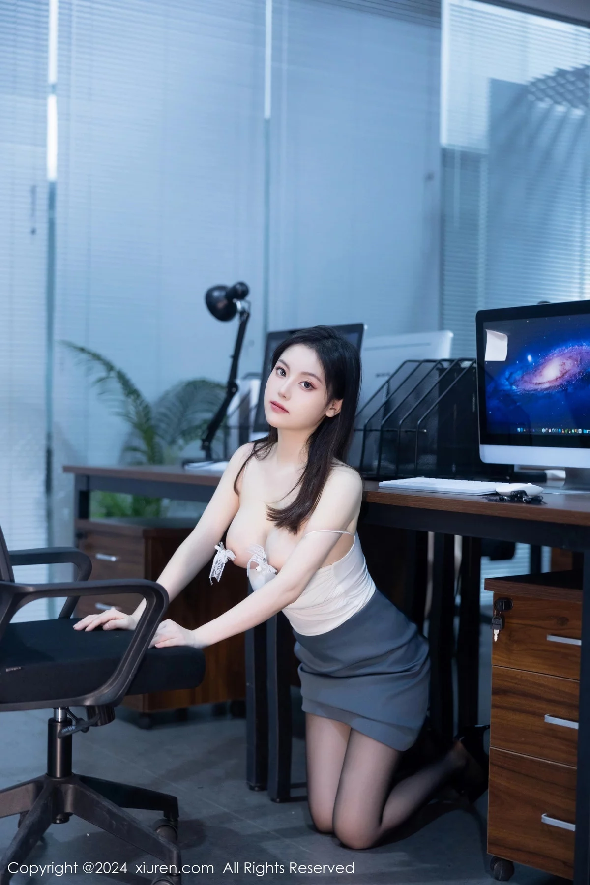[[XiuRen秀人网]秀人网]No.7923_模特合集公司场景豆瓣酱性感OL装扮配超薄黑丝完美诱惑写真104P