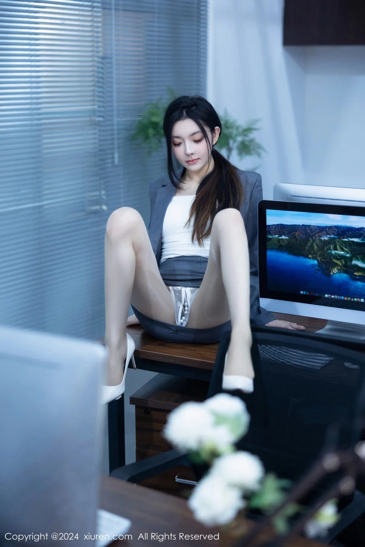 [[XiuRen秀人网]秀人网]No.7923_模特合集公司场景豆瓣酱性感OL装扮配超薄黑丝完美诱惑写真104P