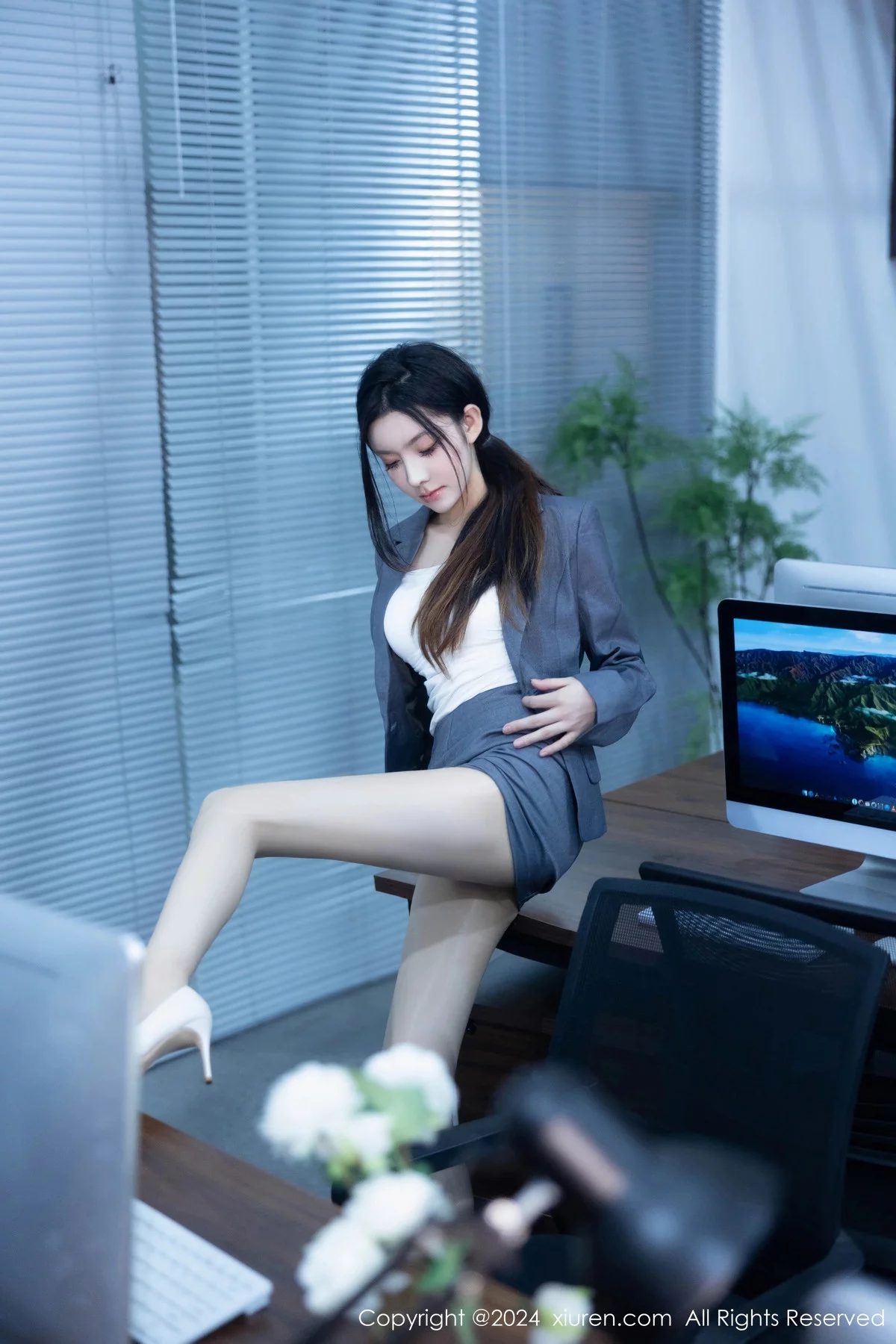 [[XiuRen秀人网]秀人网]No.7923_模特合集公司场景豆瓣酱性感OL装扮配超薄黑丝完美诱惑写真104P