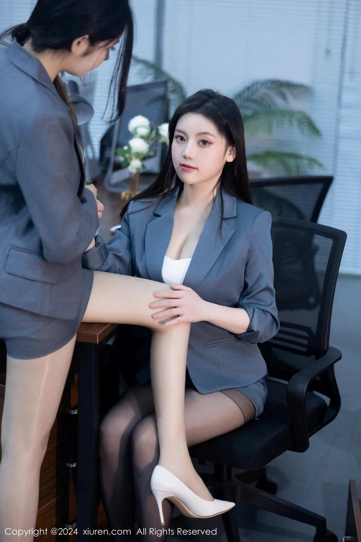 [[XiuRen秀人网]秀人网]No.7923_模特合集公司场景豆瓣酱性感OL装扮配超薄黑丝完美诱惑写真104P