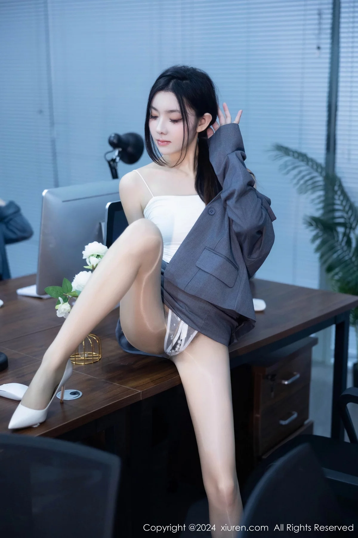 [[XiuRen秀人网]秀人网]No.7923_模特合集公司场景豆瓣酱性感OL装扮配超薄黑丝完美诱惑写真104P