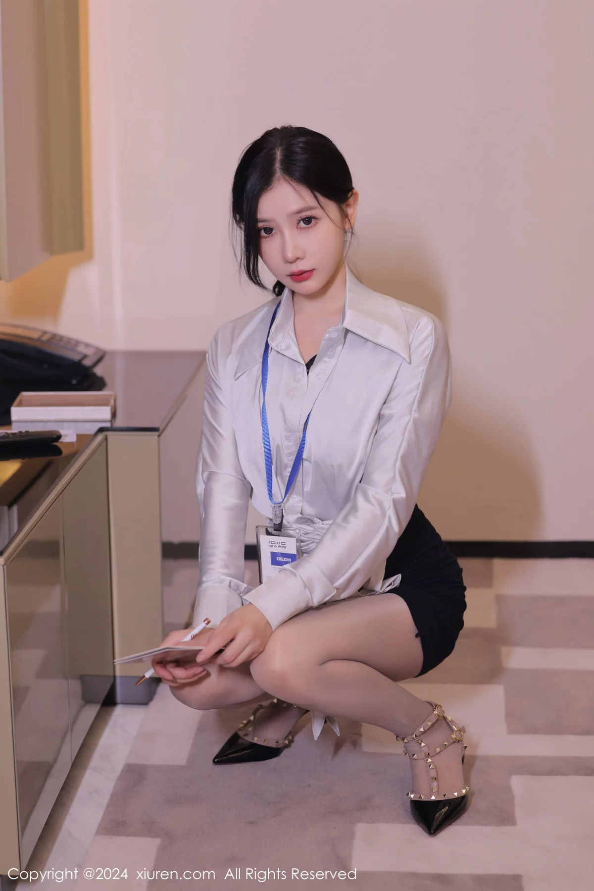 [[XiuRen秀人网]秀人网]No.7926_模特尹甜甜浅色衬衫配黑短裙露性感内衣超薄灰丝秀翘臀诱惑写真72P