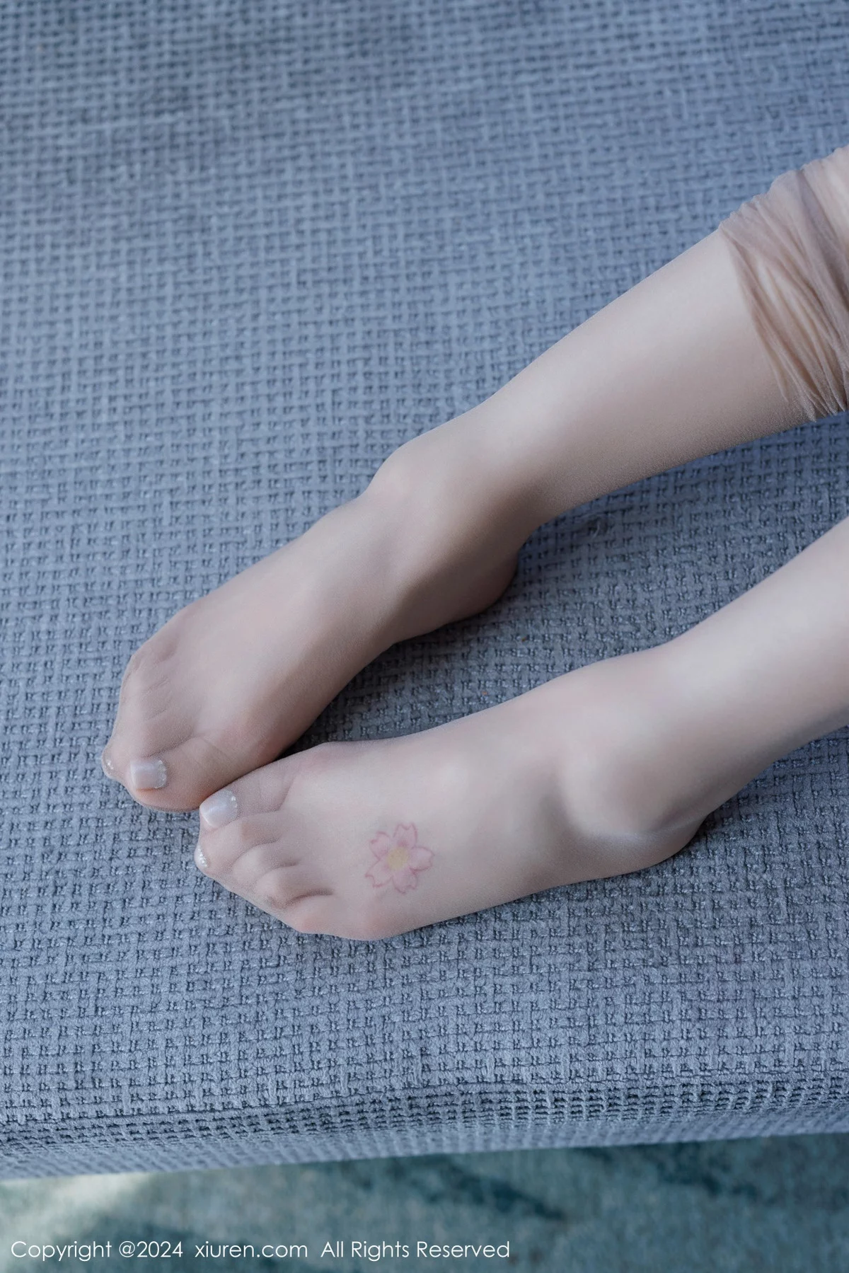 [[XiuRen秀人网]秀人网]No.7925_模特圆儿性感职业装露白色内衣配原色丝袜秀柔美身段迷人写真39P