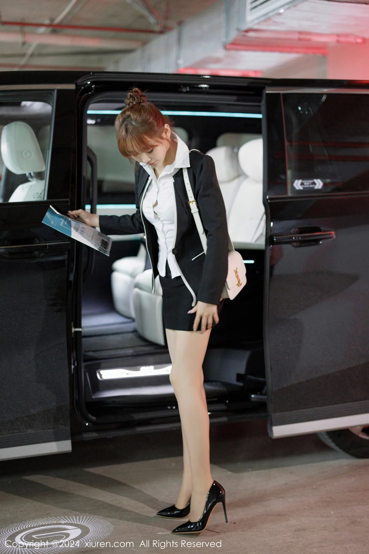 [[XiuRen秀人网]秀人网]No.7925_模特圆儿性感职业装露白色内衣配原色丝袜秀柔美身段迷人写真39P