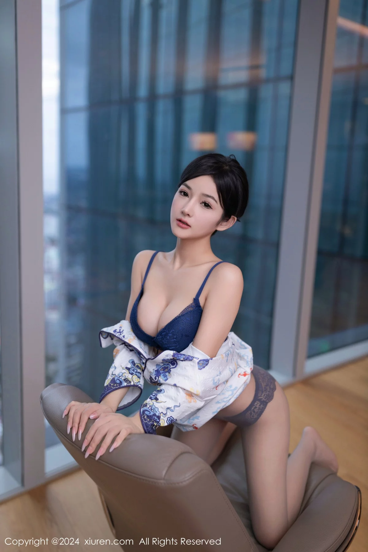 [[XiuRen秀人网]秀人网]No.7933_模特谭小灵性感白色空姐制服露蓝色内衣秀丰腴有致身段诱惑写真83P