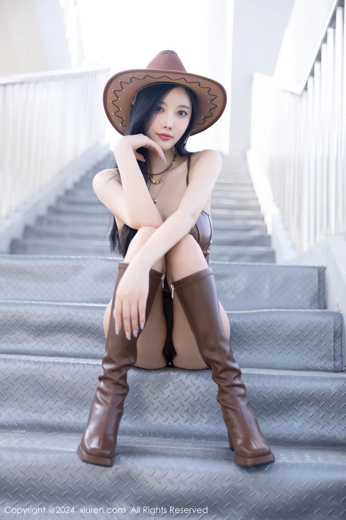 [[XiuRen秀人网]秀人网]No.7934_女神杨晨晨Yome牛仔女郎装扮+黑色情趣内衣秀丰腴身材诱惑写真85P