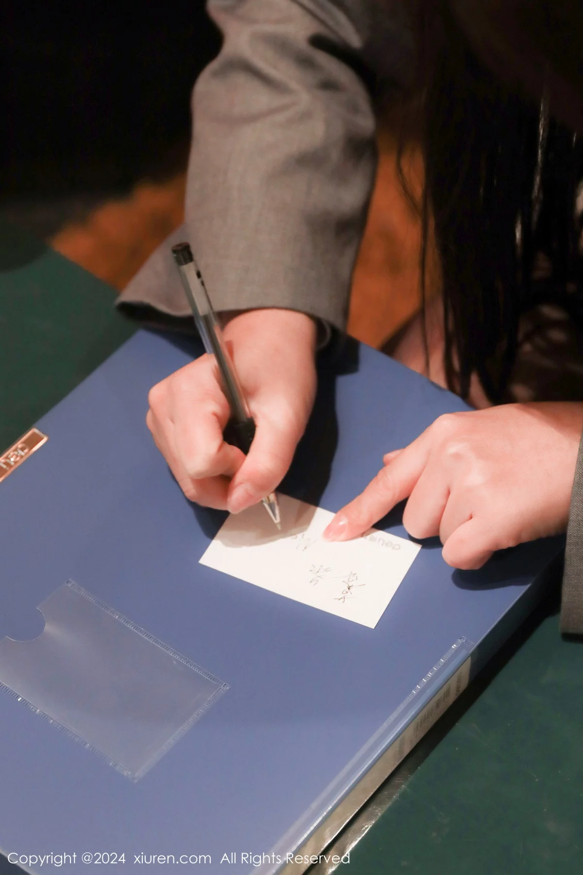 [[XiuRen秀人网]秀人网]No.7932_模特小薯条nienie灰色OL制服露性感黑色轻透内衣迷人诱惑写真95P