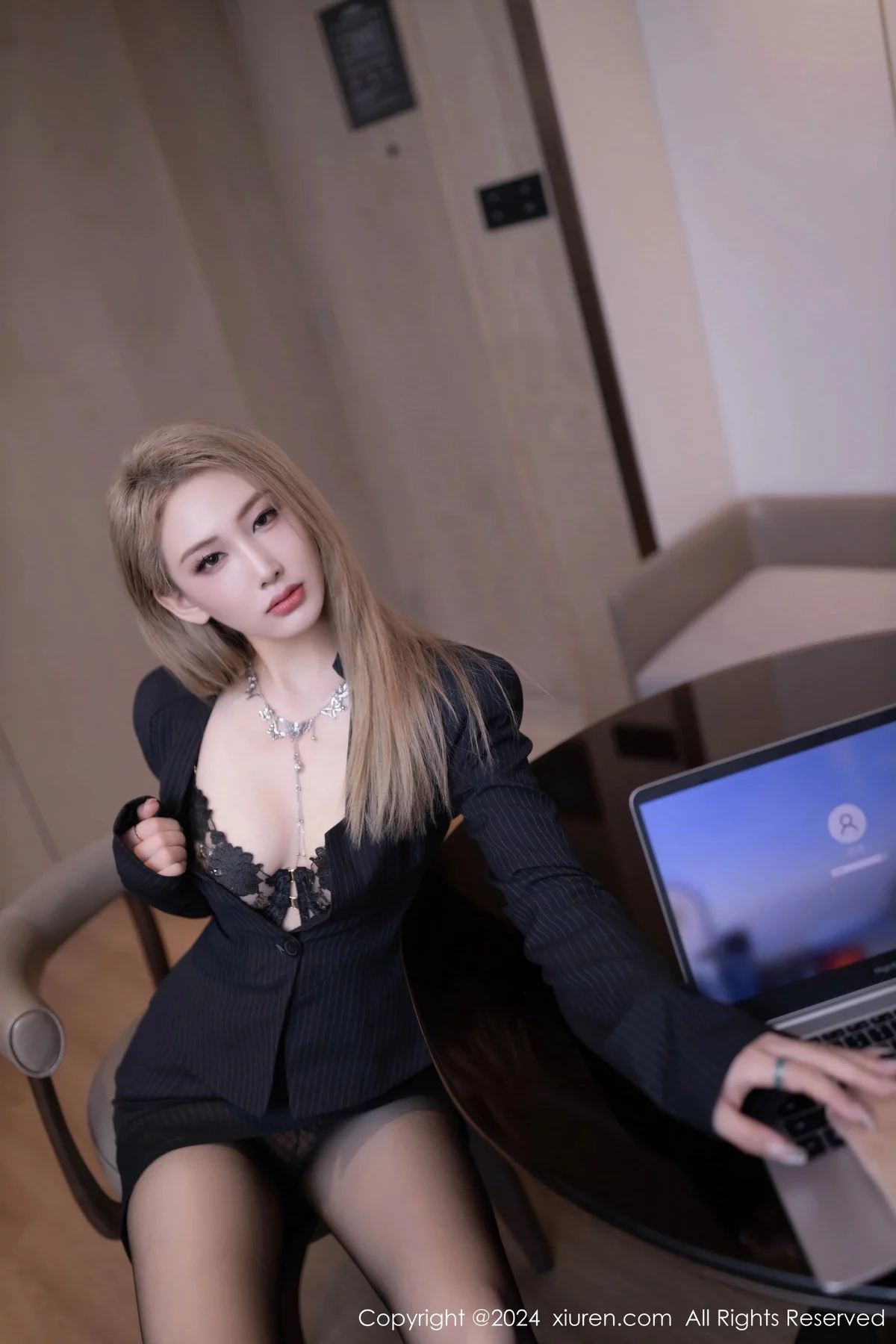 [[XiuRen秀人网]秀人网]No.7936_模特沈青黛性感深色OL服饰露黑色蕾丝内衣秀惹火身姿诱惑写真83P