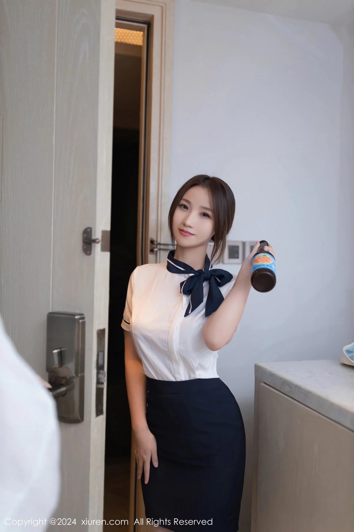 [[XiuRen秀人网]秀人网]No.7938_模特杏子Yada性感空姐制服露紫色蕾丝内衣秀曼妙身姿诱惑写真86P