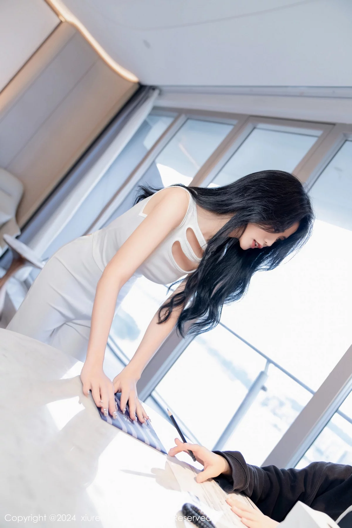 [[XiuRen秀人网]秀人网]No.7937_模特浅浅Danny性感简约白色套装露白色内衣秀曼妙身姿诱惑写真82P