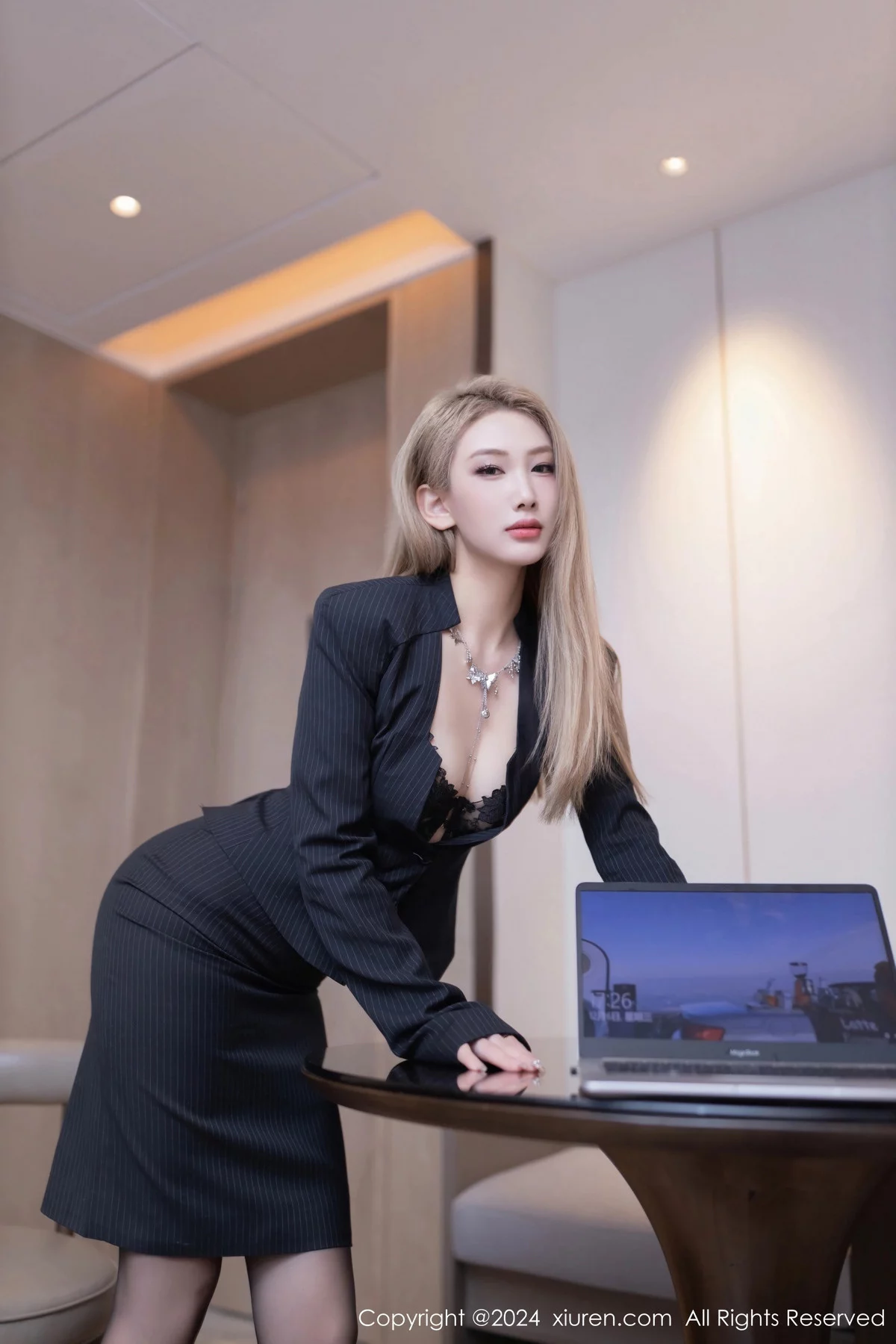 [[XiuRen秀人网]秀人网]No.7936_模特沈青黛性感深色OL服饰露黑色蕾丝内衣秀惹火身姿诱惑写真83P