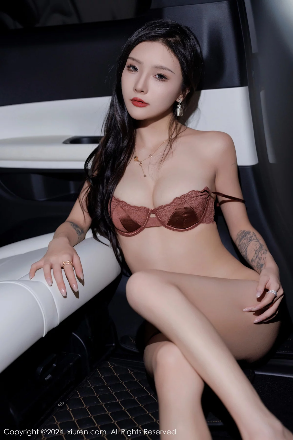 [[XiuRen秀人网]秀人网]No.7942_模特七七kiko性感黑色连衣短裙露暖色内衣配原色丝袜迷人写真50P