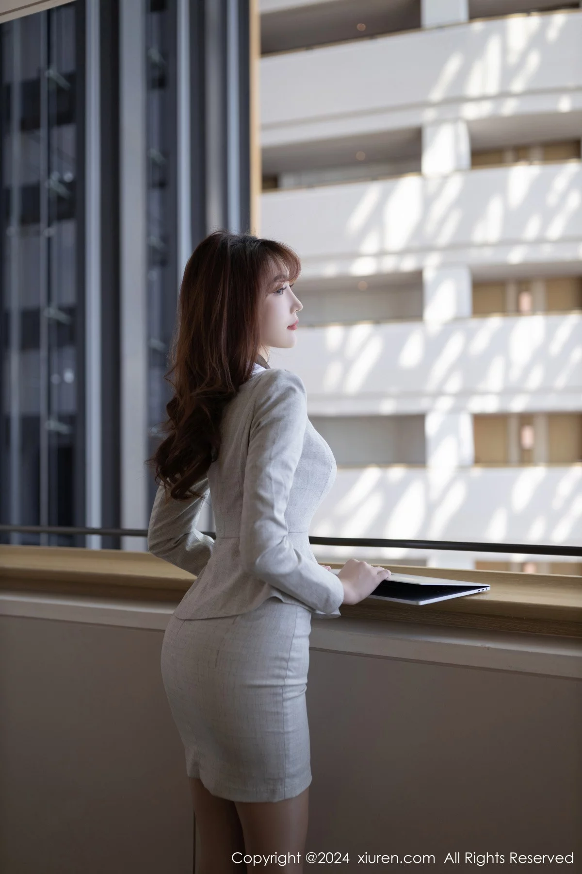 [[XiuRen秀人网]秀人网]No.7949_模特陆萱萱性感浅灰色OL制服露淡紫色内衣配超薄肉丝诱惑写真80P