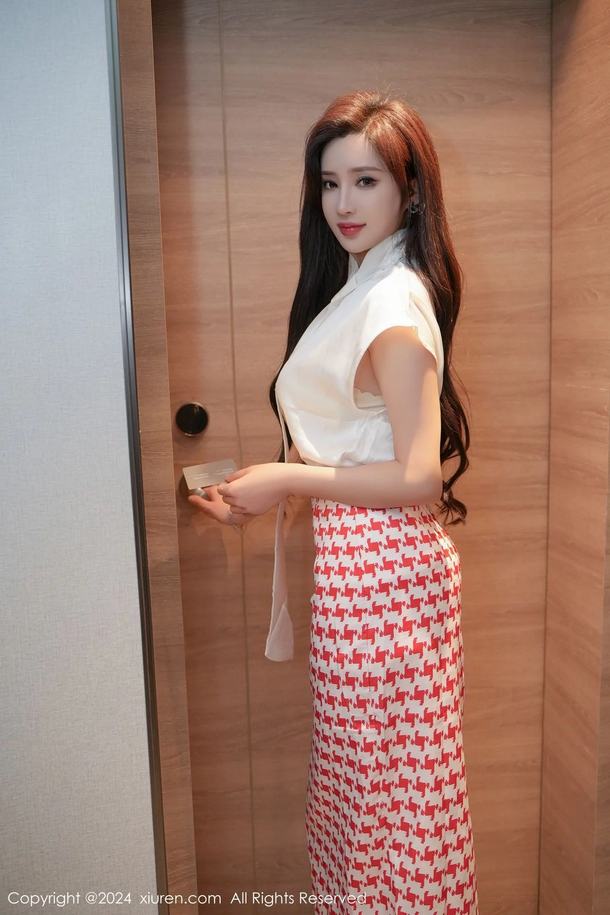 [[XiuRen秀人网]秀人网]No.7944_女神Carol周妍希性感长裙露淡黄色蕾丝内衣配开档肉丝诱惑写真66P