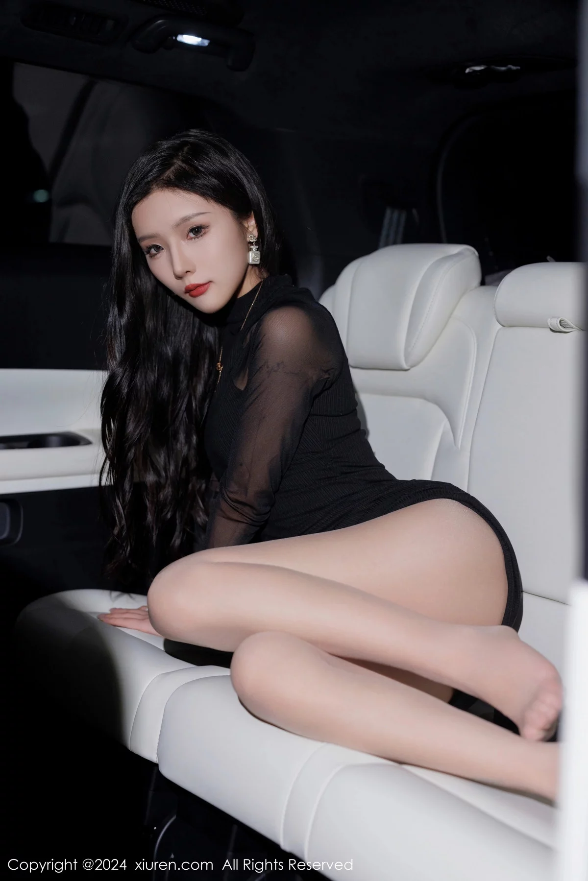 [[XiuRen秀人网]秀人网]No.7942_模特七七kiko性感黑色连衣短裙露暖色内衣配原色丝袜迷人写真50P