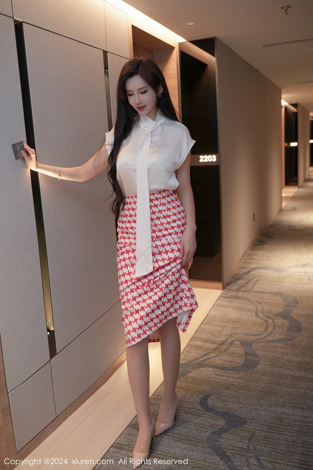 [[XiuRen秀人网]秀人网]No.7944_女神Carol周妍希性感长裙露淡黄色蕾丝内衣配开档肉丝诱惑写真66P