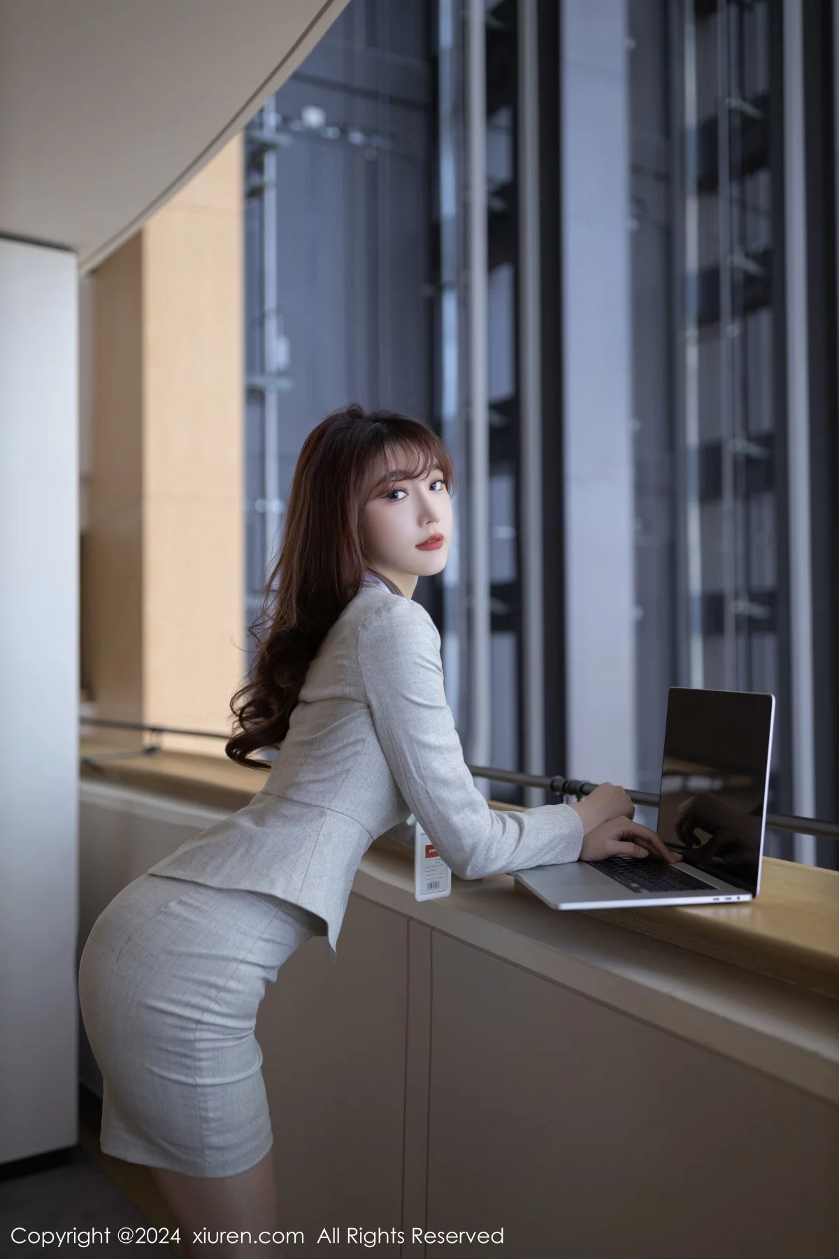 [[XiuRen秀人网]秀人网]No.7949_模特陆萱萱性感浅灰色OL制服露淡紫色内衣配超薄肉丝诱惑写真80P