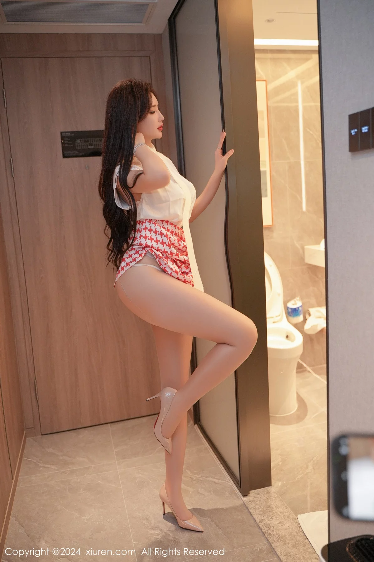 [[XiuRen秀人网]秀人网]No.7944_女神Carol周妍希性感长裙露淡黄色蕾丝内衣配开档肉丝诱惑写真66P