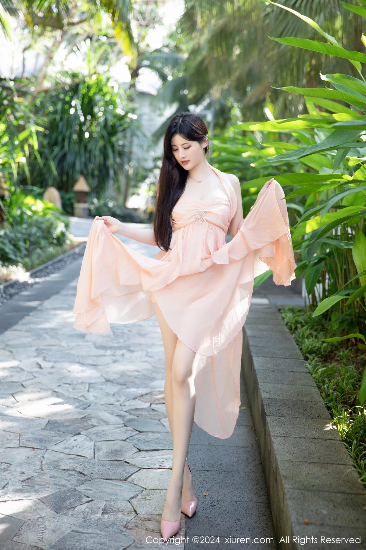 [[XiuRen秀人网]秀人网]No.7948_模特诗诗kiki性感粉色连衣裙露粉色内衣配原色丝袜惹火诱惑写真91P