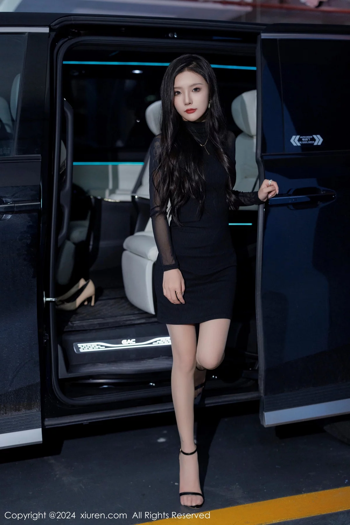 [[XiuRen秀人网]秀人网]No.7942_模特七七kiko性感黑色连衣短裙露暖色内衣配原色丝袜迷人写真50P