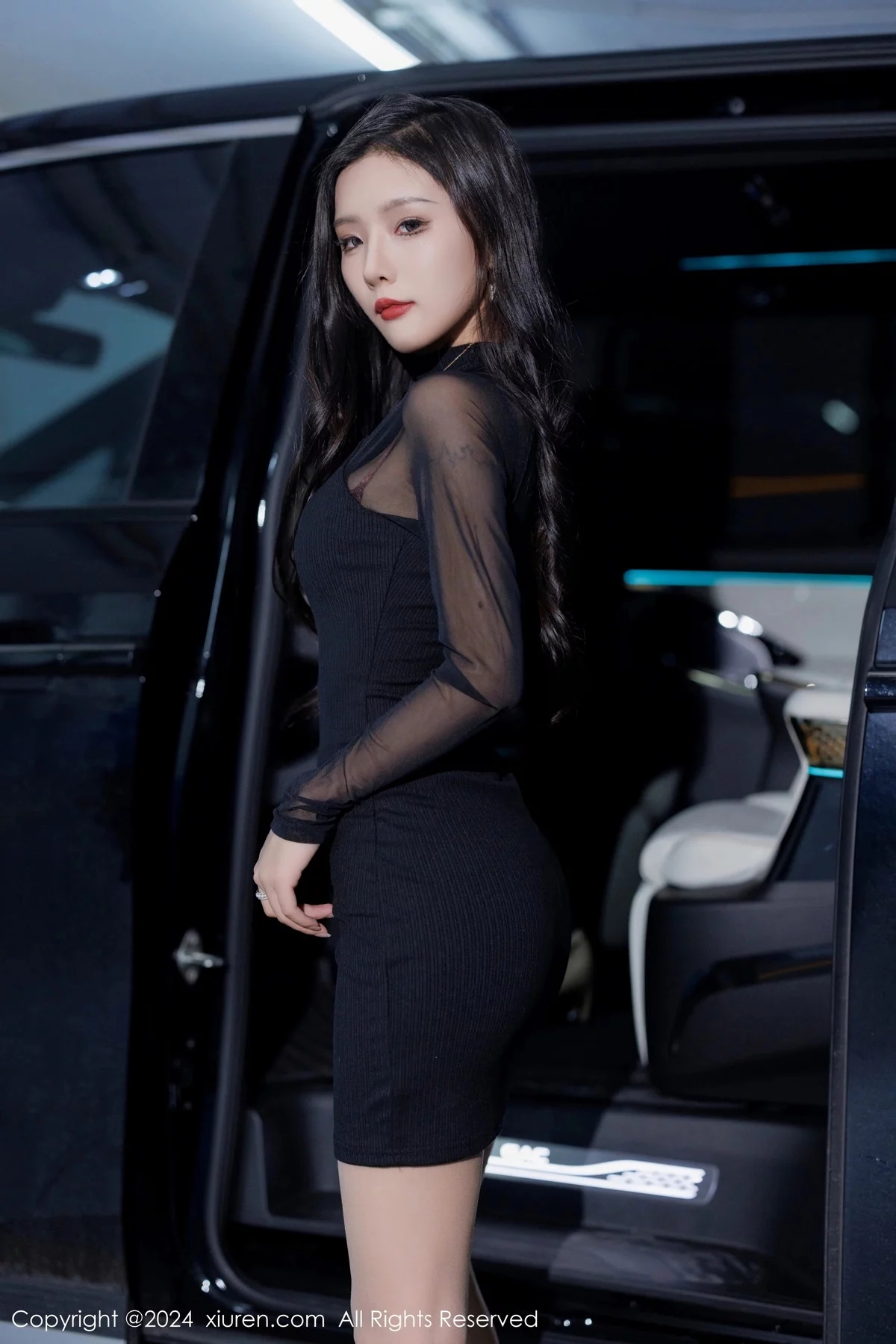 [[XiuRen秀人网]秀人网]No.7942_模特七七kiko性感黑色连衣短裙露暖色内衣配原色丝袜迷人写真50P