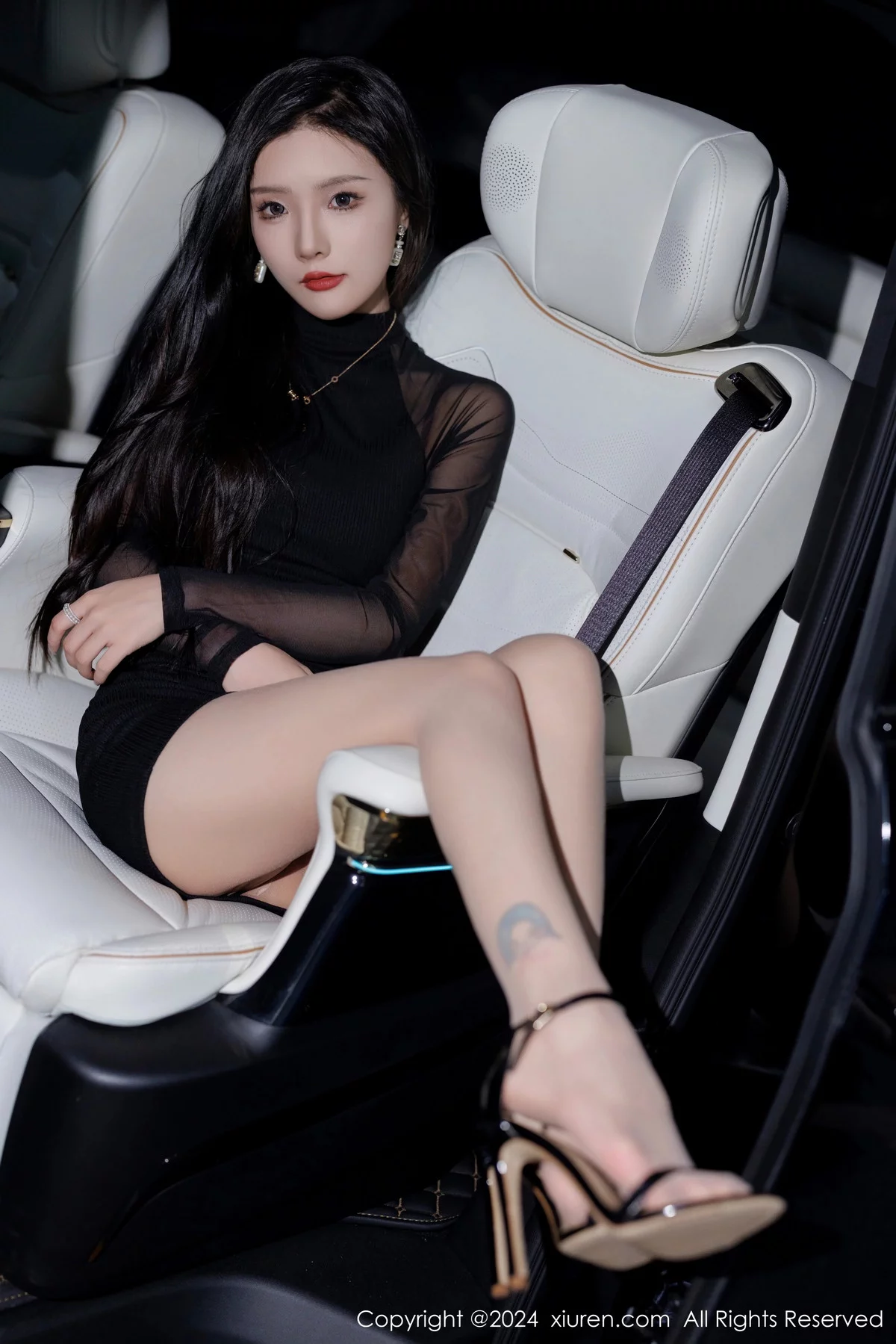 [[XiuRen秀人网]秀人网]No.7942_模特七七kiko性感黑色连衣短裙露暖色内衣配原色丝袜迷人写真50P