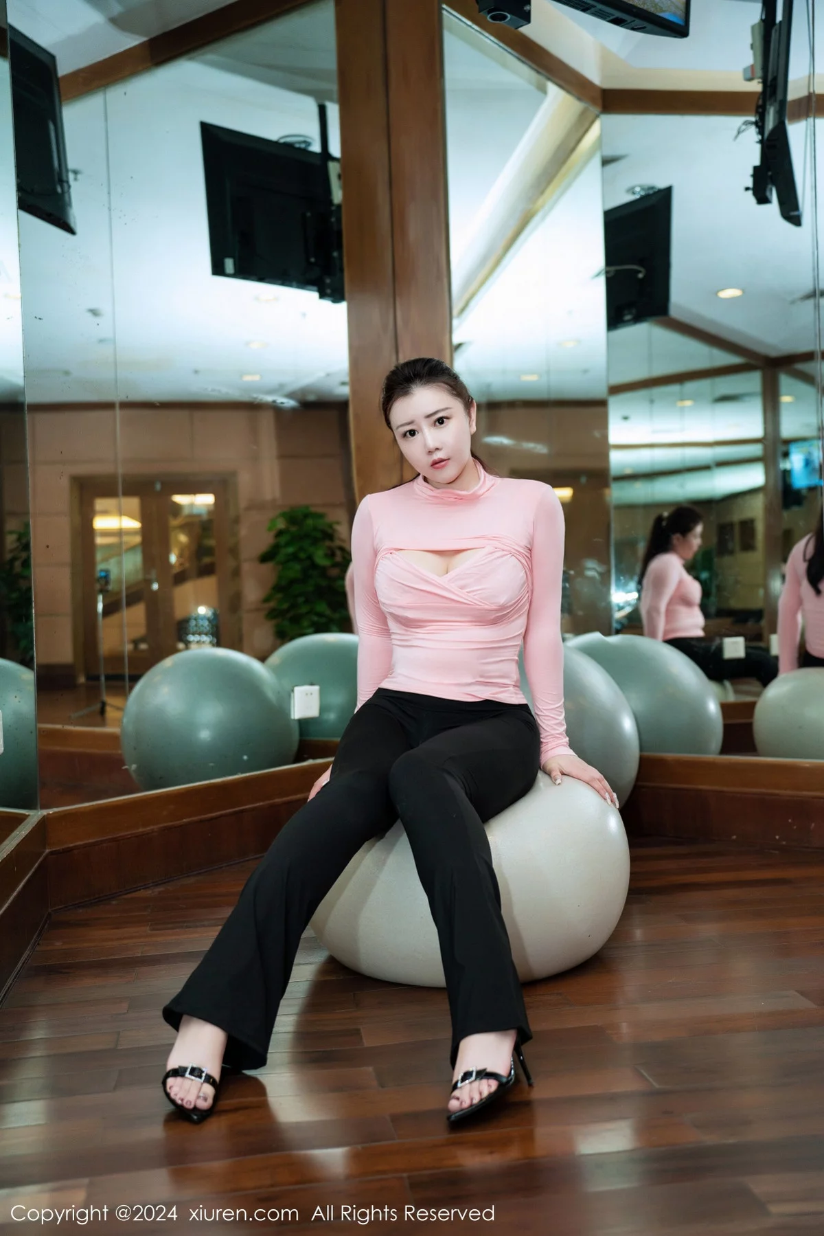 [[XiuRen秀人网]秀人网]No.7943_模特王婉悠Queen性感粉色上衣配黑长裤秀丰腴惹火身材诱惑写真94P