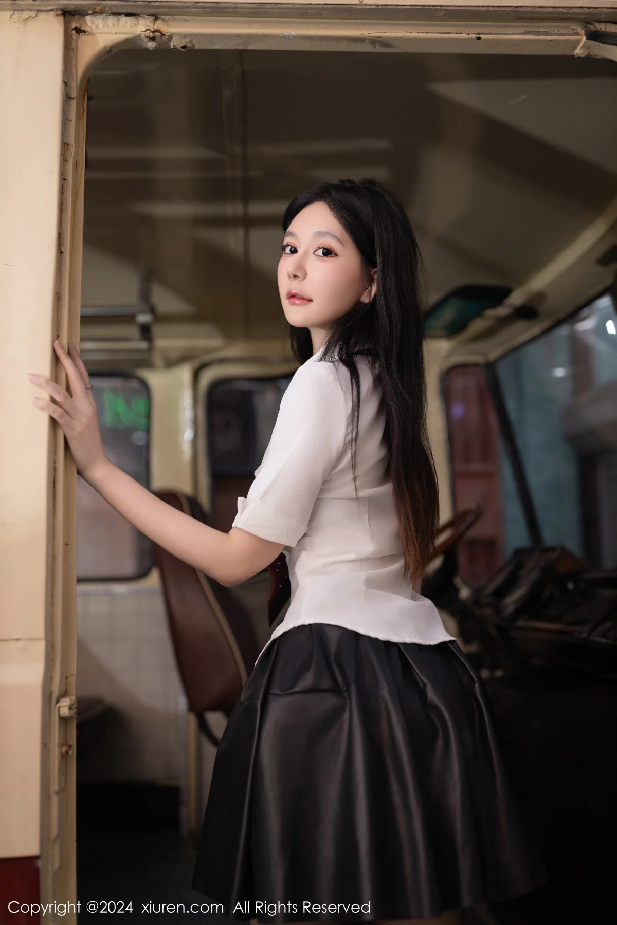 [[XiuRen秀人网]秀人网]No.7957_模特幼幼性感学妹装扮红色蕾丝内衣配破烂黑丝秀美腿诱惑写真80P