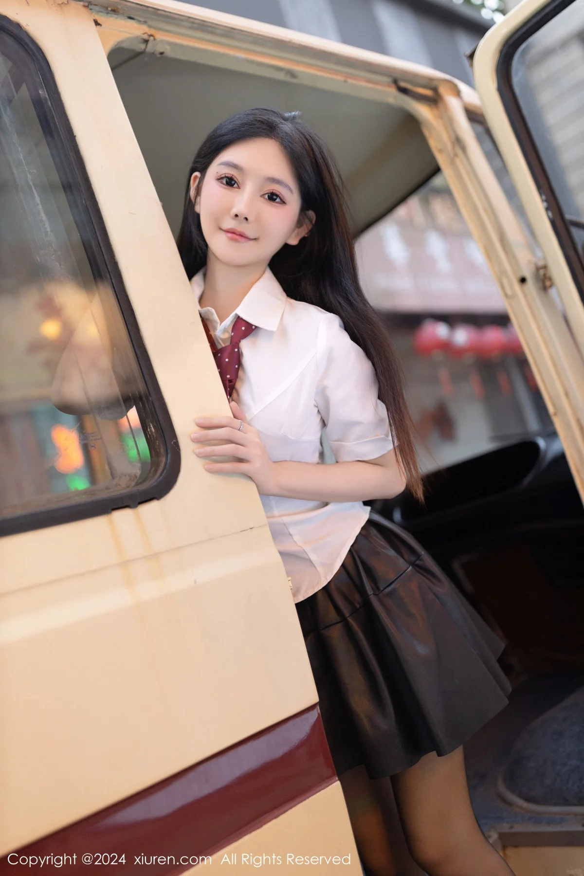 [[XiuRen秀人网]秀人网]No.7957_模特幼幼性感学妹装扮红色蕾丝内衣配破烂黑丝秀美腿诱惑写真80P