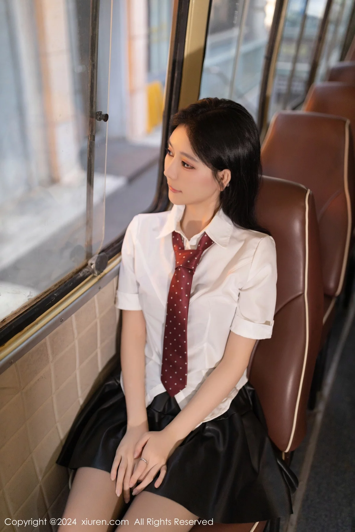 [[XiuRen秀人网]秀人网]No.7957_模特幼幼性感学妹装扮红色蕾丝内衣配破烂黑丝秀美腿诱惑写真80P