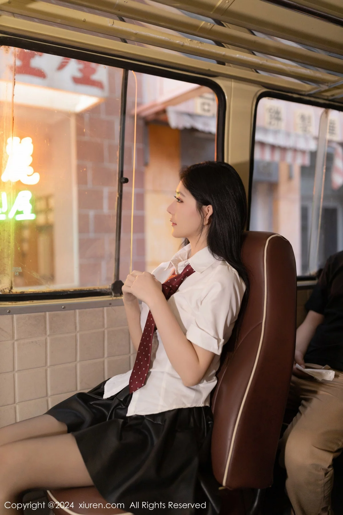 [[XiuRen秀人网]秀人网]No.7957_模特幼幼性感学妹装扮红色蕾丝内衣配破烂黑丝秀美腿诱惑写真80P