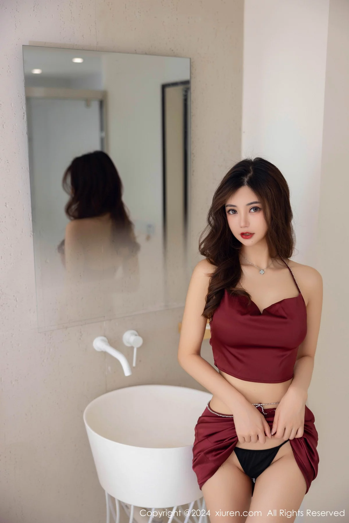 [[XiuRen秀人网]秀人网]No.7951_女神绮里嘉ula私房浴室白色吊带长裙+红色吊带短裙迷人诱惑写真85P