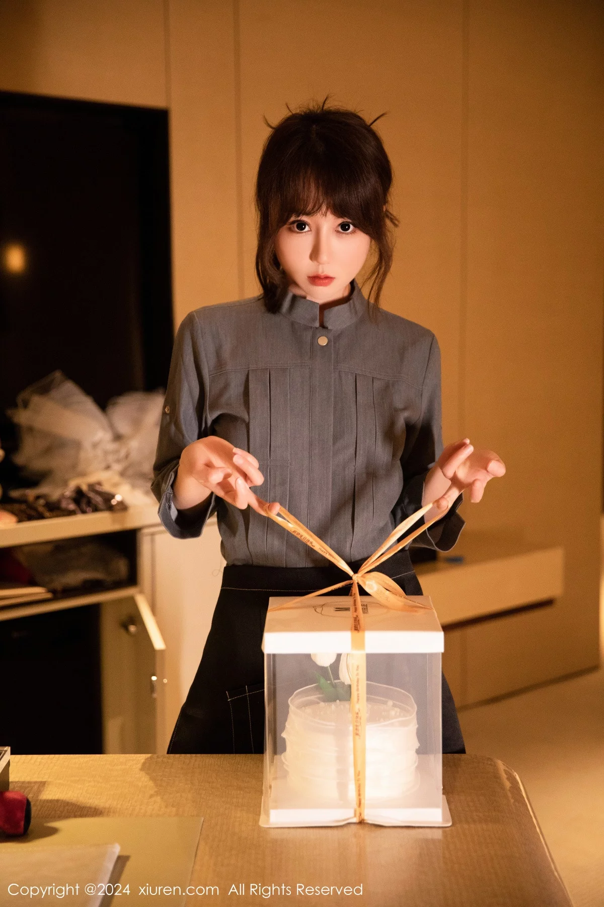 [[XiuRen秀人网]秀人网]No.7953_模特金tiao性感灰色上衣配黑短裙露超薄黑丝秀曼妙身姿诱惑写真74P