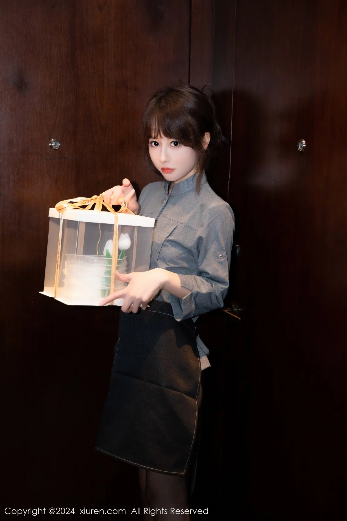 [[XiuRen秀人网]秀人网]No.7953_模特金tiao性感灰色上衣配黑短裙露超薄黑丝秀曼妙身姿诱惑写真74P