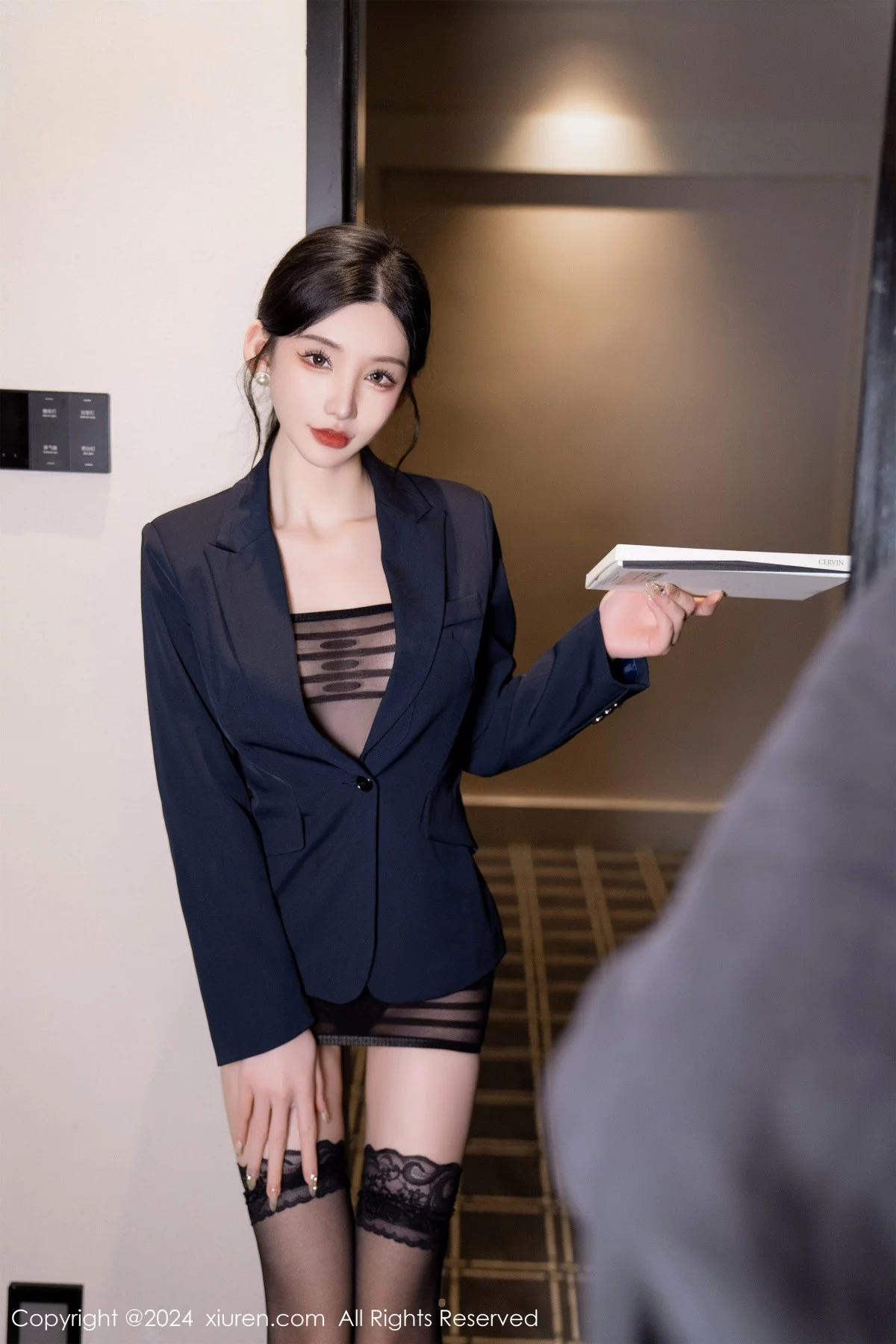 [[XiuRen秀人网]秀人网]No.7956_女神周于希Sally性感深色上衣露超薄黑丝秀惹火身材撩人诱惑写真98P