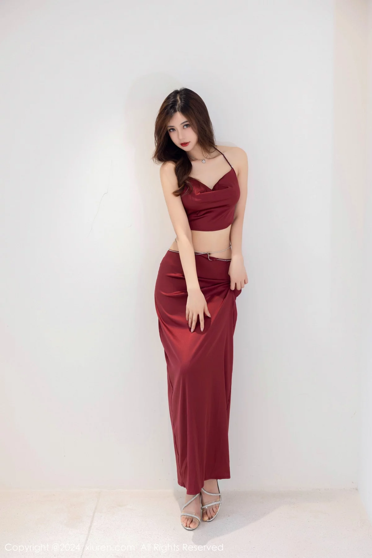 [[XiuRen秀人网]秀人网]No.7951_女神绮里嘉ula私房浴室白色吊带长裙+红色吊带短裙迷人诱惑写真85P