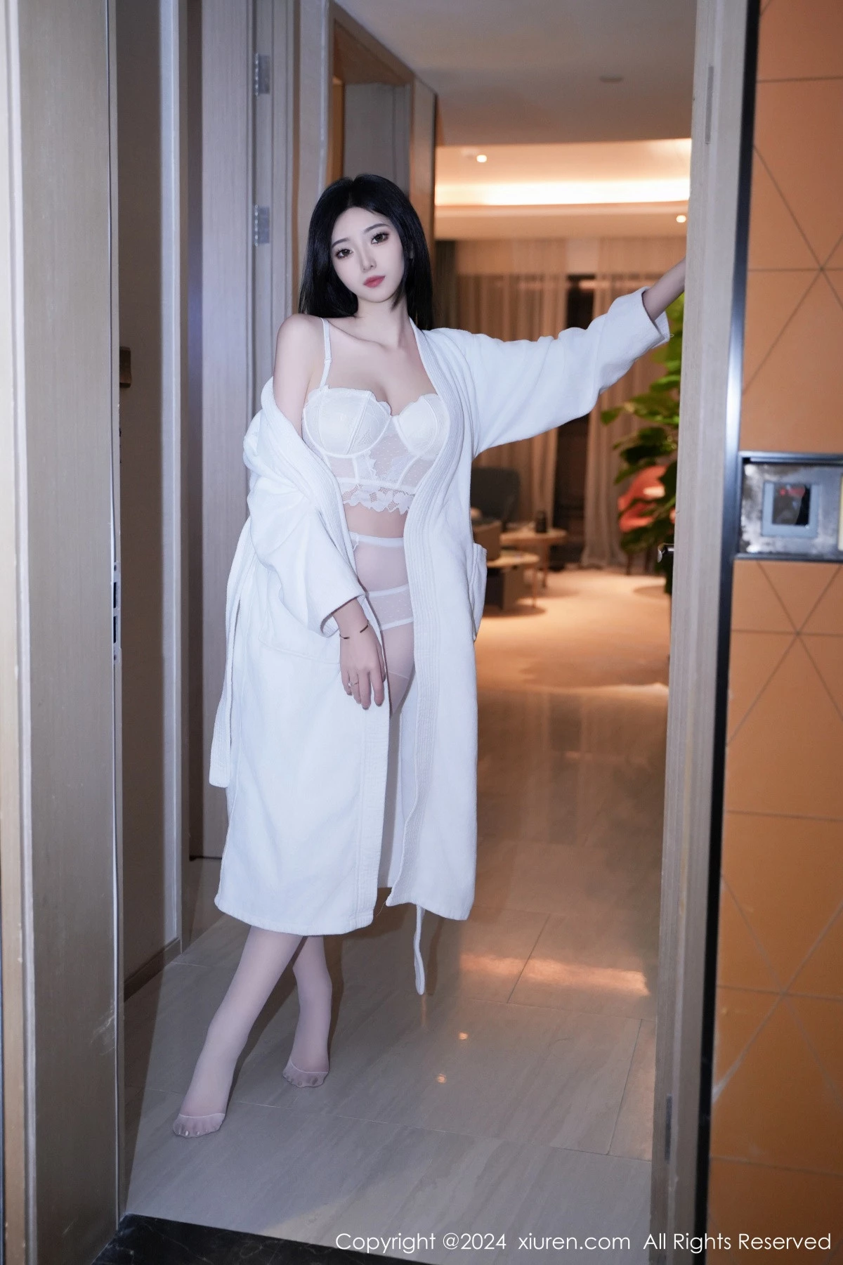 [[XiuRen秀人网]秀人网]No.7960_模特安琪Yee白色睡袍露性感白色蕾丝情趣内衣秀丰腴身材诱惑写真64P