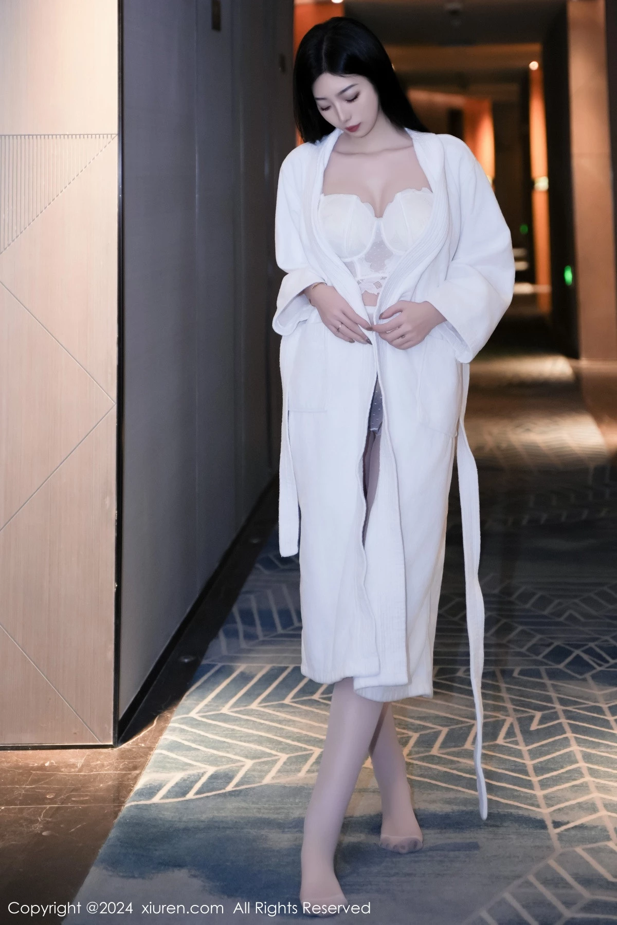 [[XiuRen秀人网]秀人网]No.7960_模特安琪Yee白色睡袍露性感白色蕾丝情趣内衣秀丰腴身材诱惑写真64P