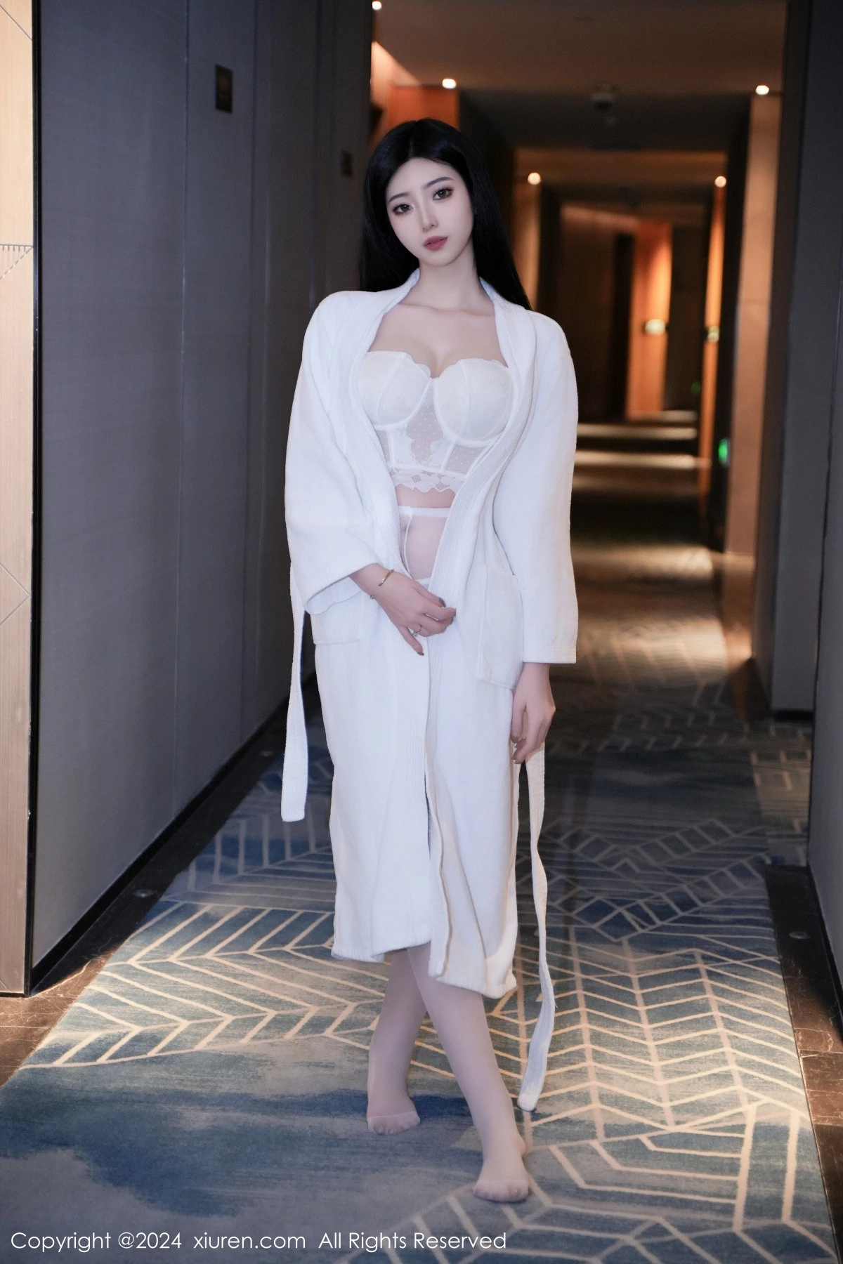 [[XiuRen秀人网]秀人网]No.7960_模特安琪Yee白色睡袍露性感白色蕾丝情趣内衣秀丰腴身材诱惑写真64P