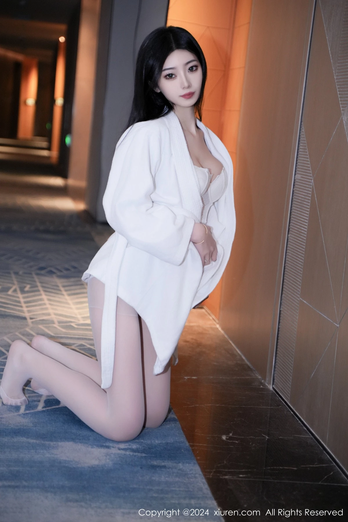 [[XiuRen秀人网]秀人网]No.7960_模特安琪Yee白色睡袍露性感白色蕾丝情趣内衣秀丰腴身材诱惑写真64P