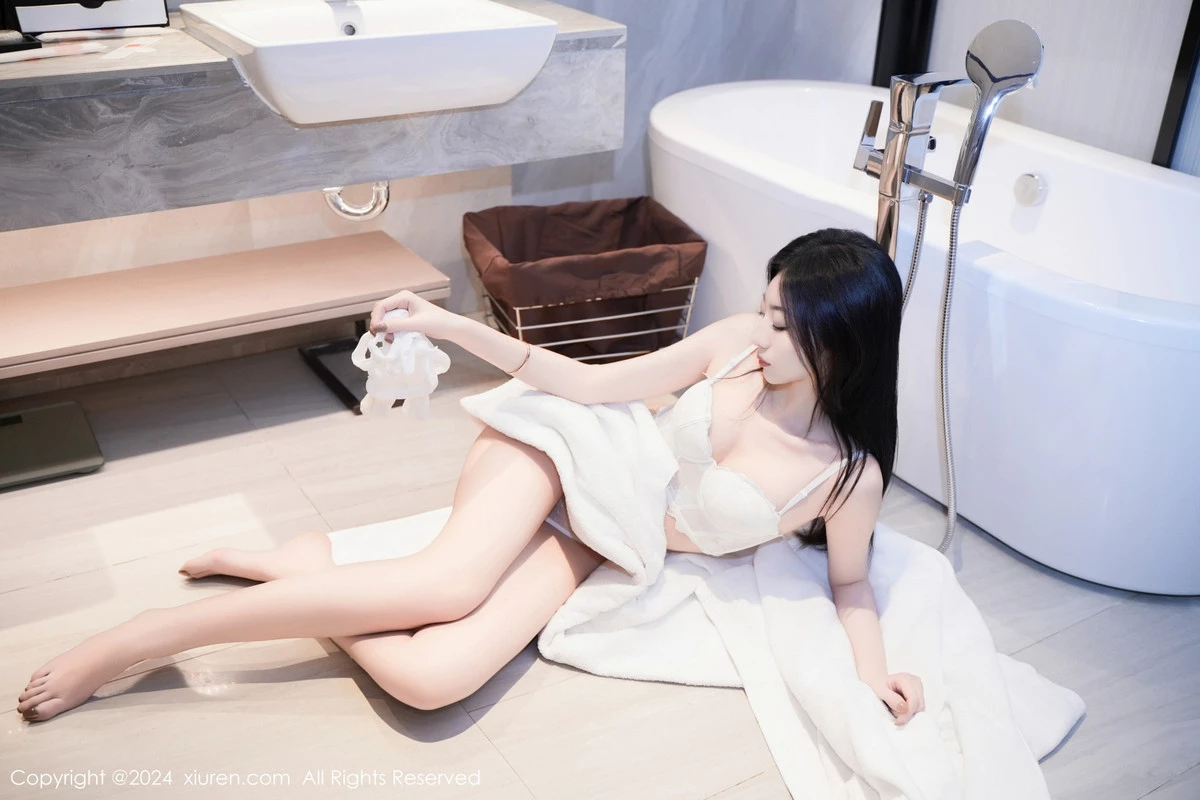 [[XiuRen秀人网]秀人网]No.7960_模特安琪Yee白色睡袍露性感白色蕾丝情趣内衣秀丰腴身材诱惑写真64P