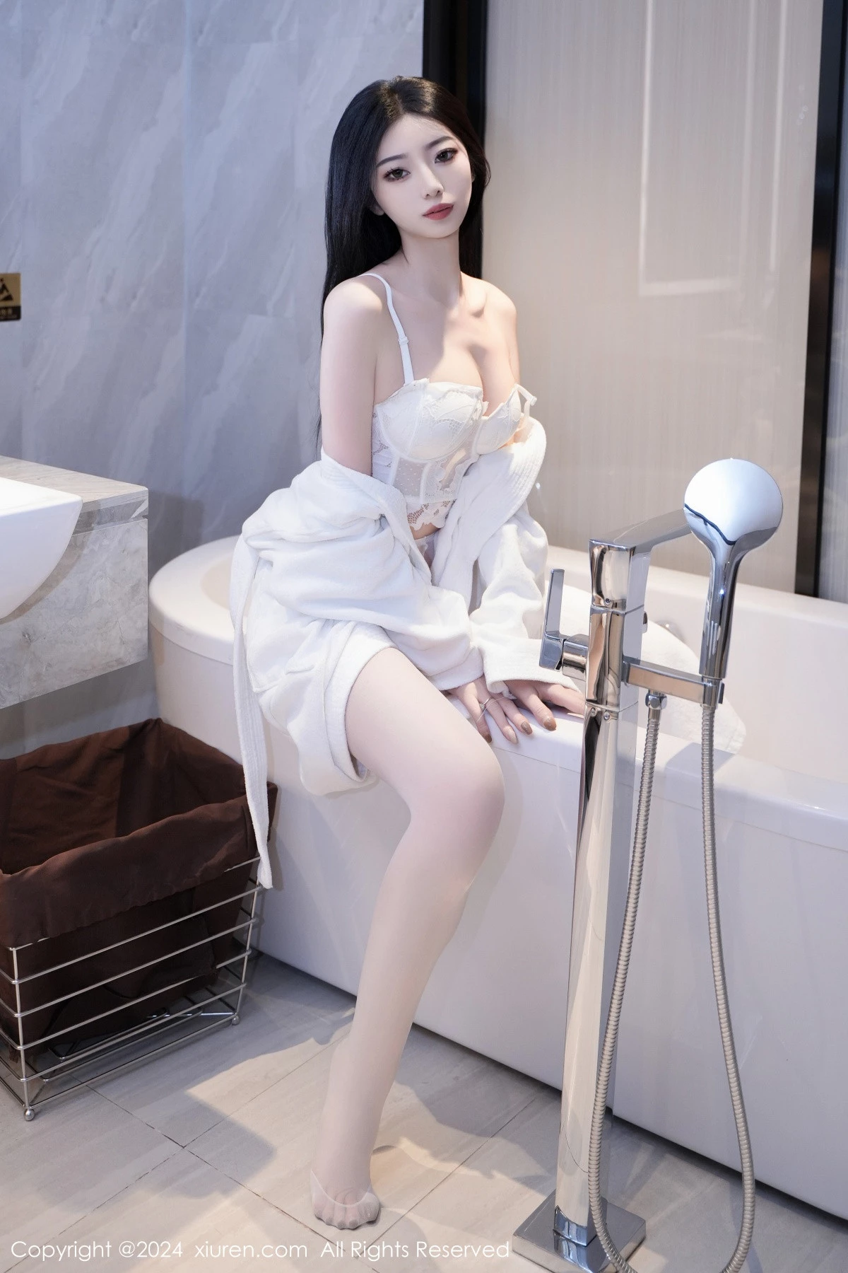 [[XiuRen秀人网]秀人网]No.7960_模特安琪Yee白色睡袍露性感白色蕾丝情趣内衣秀丰腴身材诱惑写真64P