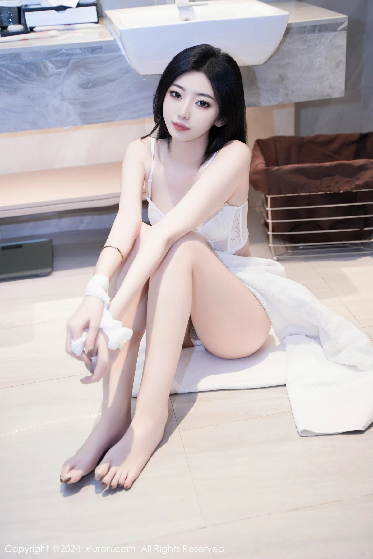 [[XiuRen秀人网]秀人网]No.7960_模特安琪Yee白色睡袍露性感白色蕾丝情趣内衣秀丰腴身材诱惑写真64P