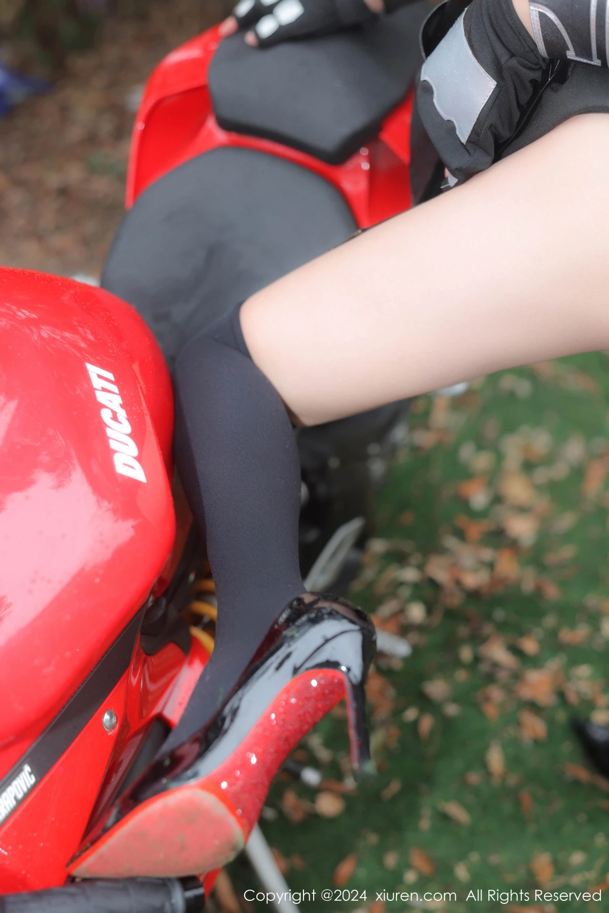 [[XiuRen秀人网]秀人网]No.7969_模特小薯条nienie摩托女郎角色白上衣配黑短裙秀丰满身材诱惑写真69P