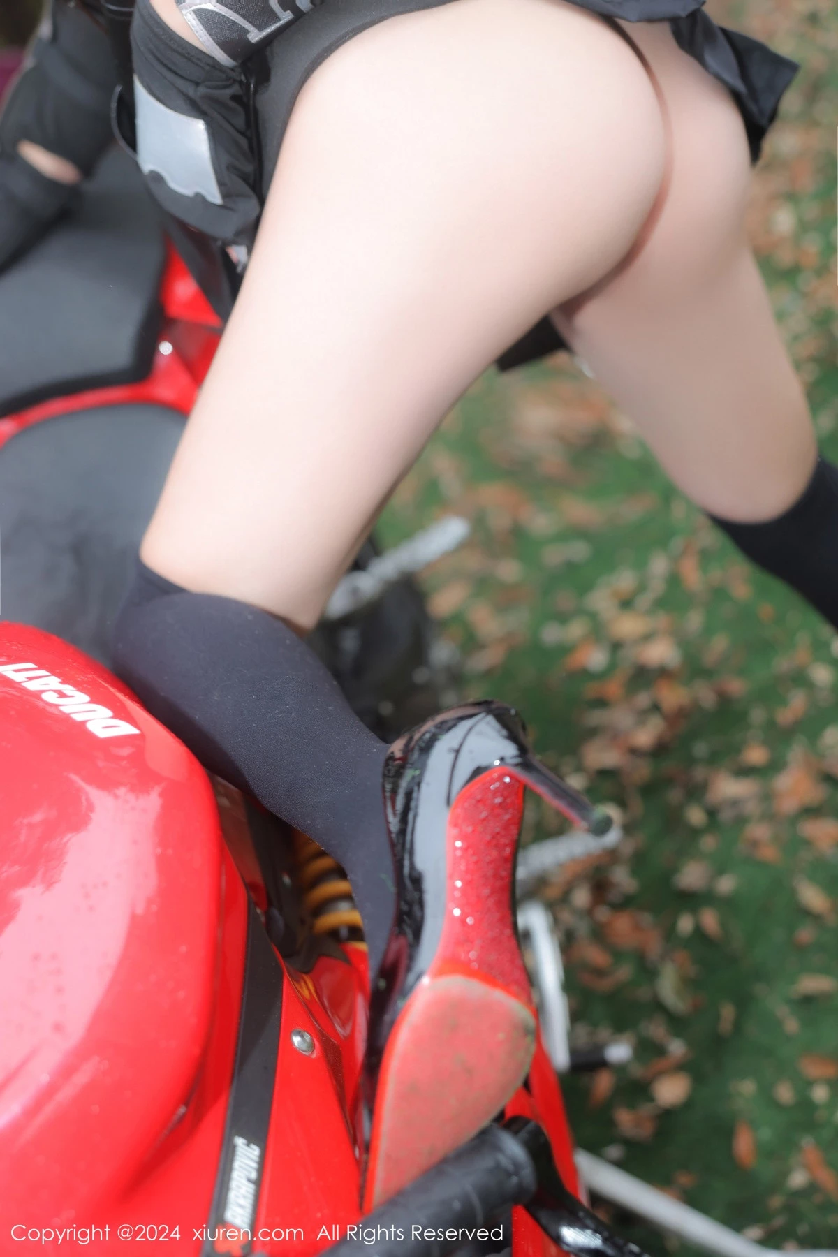 [[XiuRen秀人网]秀人网]No.7969_模特小薯条nienie摩托女郎角色白上衣配黑短裙秀丰满身材诱惑写真69P