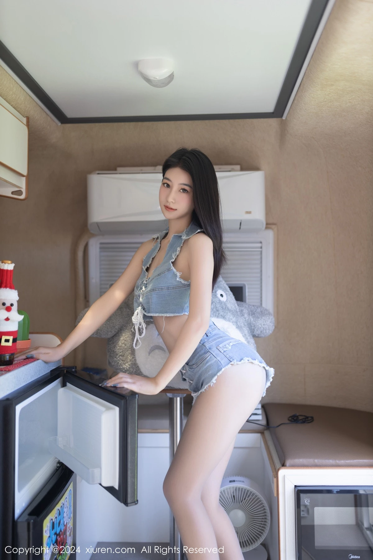 [[XiuRen秀人网]秀人网]No.7973_模特熊小诺性感牛仔布短款套装配超薄灰丝秀曼妙身姿诱惑写真80P